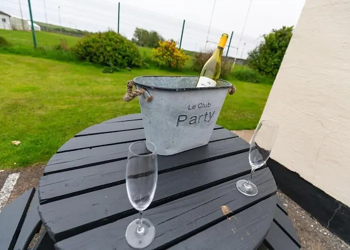 Immaculate Gower Getaway With Pool & Facilities