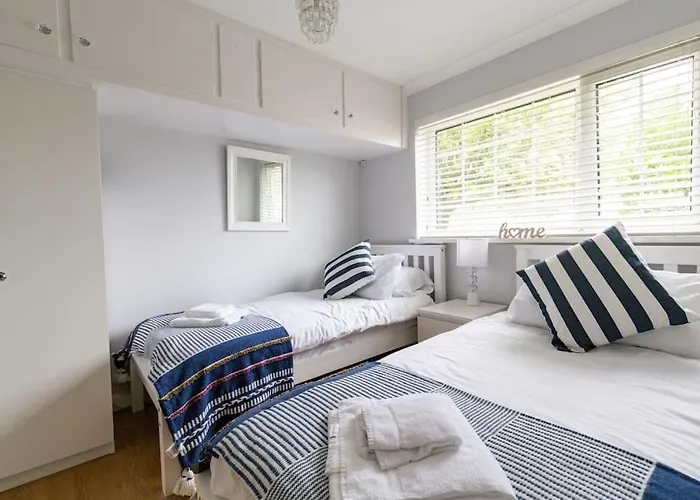 Immaculate Gower Getaway With Pool & Facilities